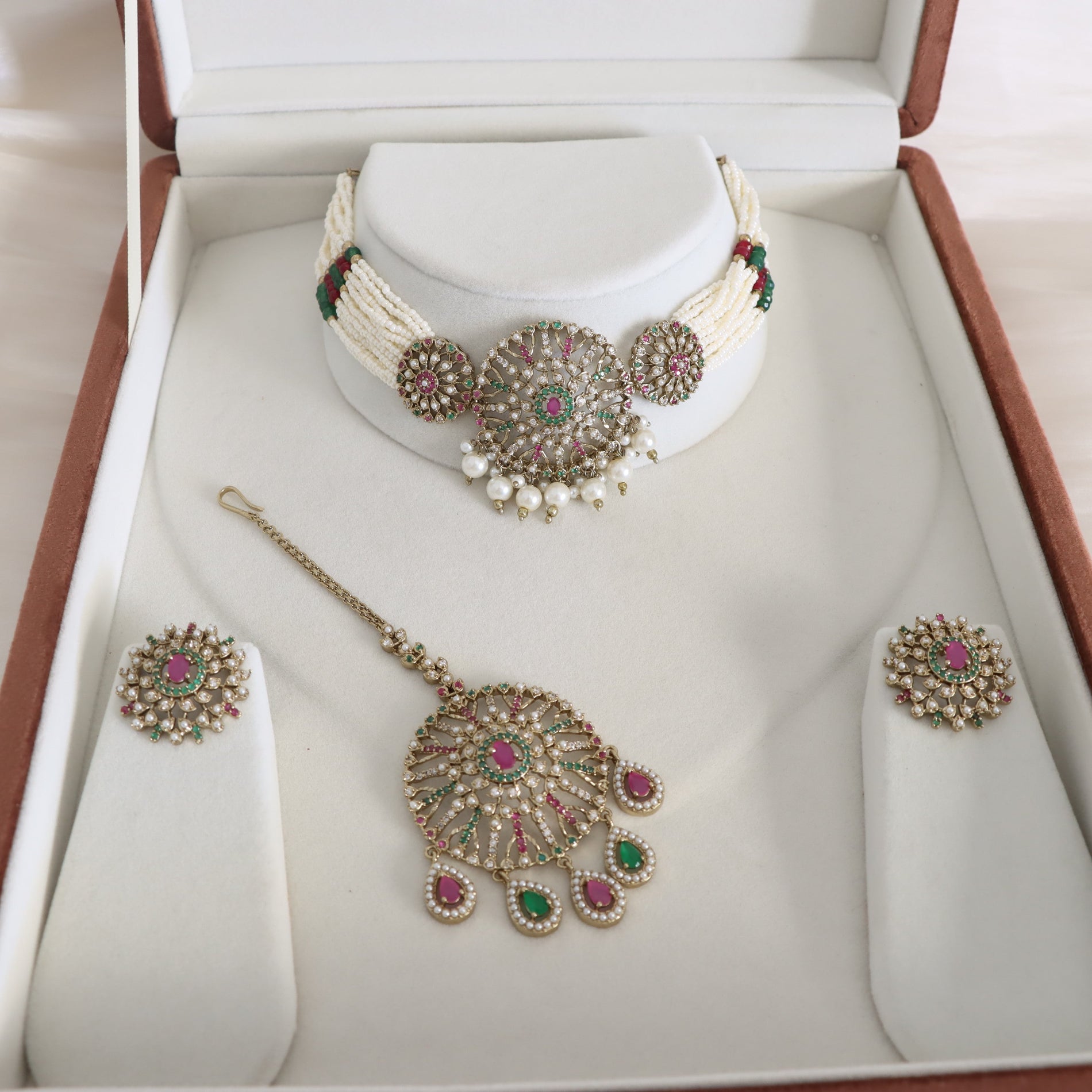 Jewelry set with necklace, earrings, and hairpin in a box