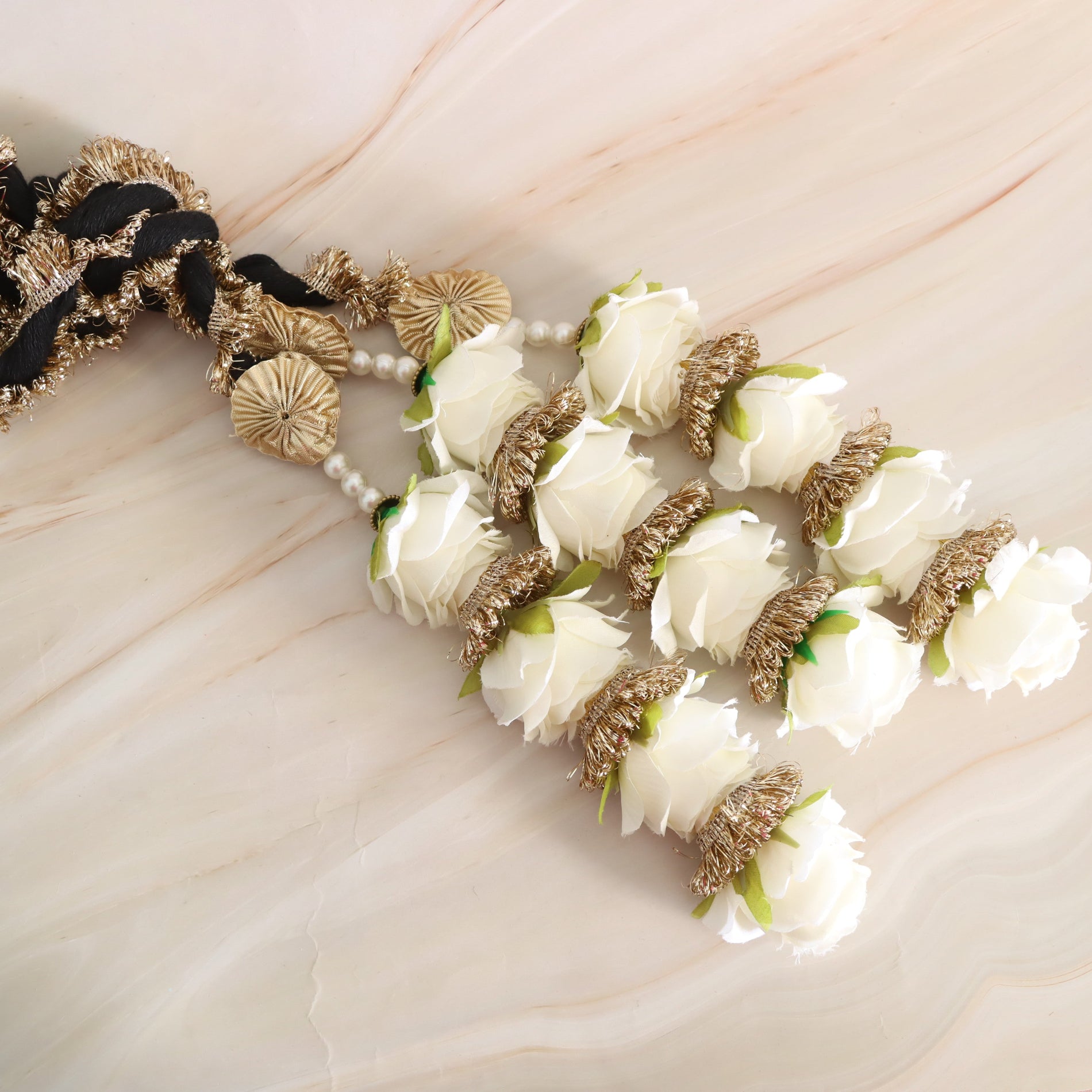 Hair accessory with white roses