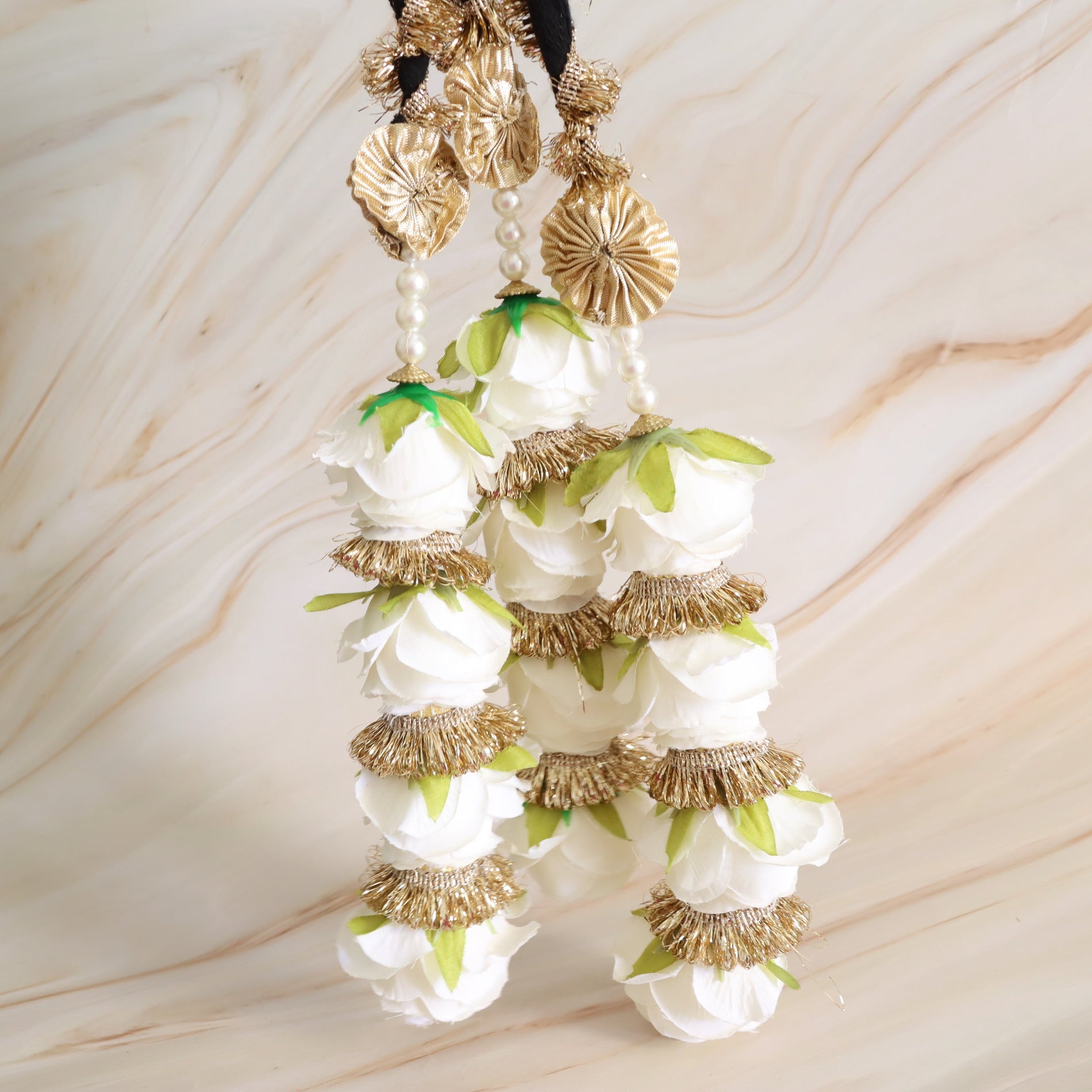 Hair accessory with white roses. 